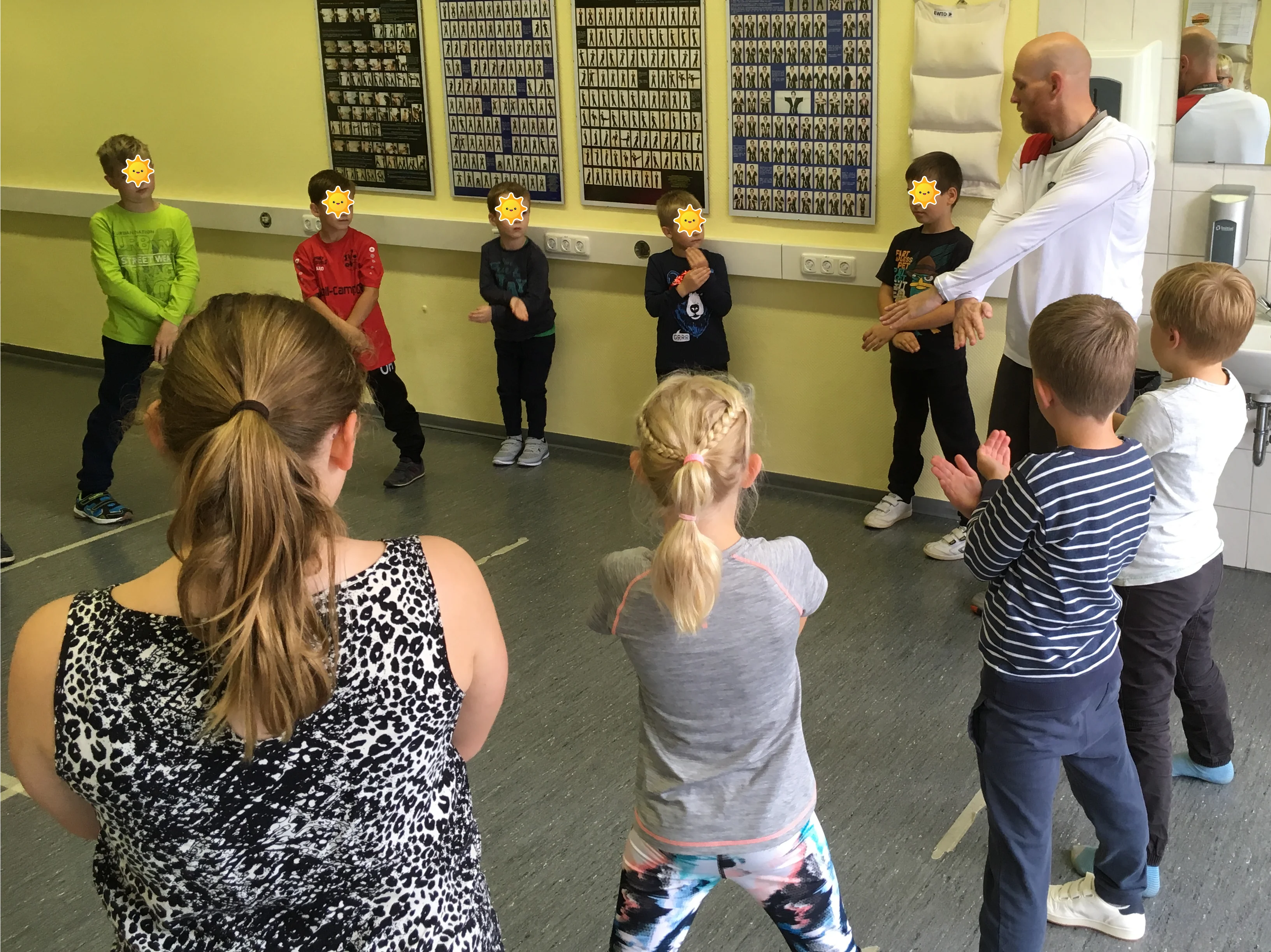 Kids WingTsun Attendorn – Gruppe übt gemeinsam Selbstverteidigung