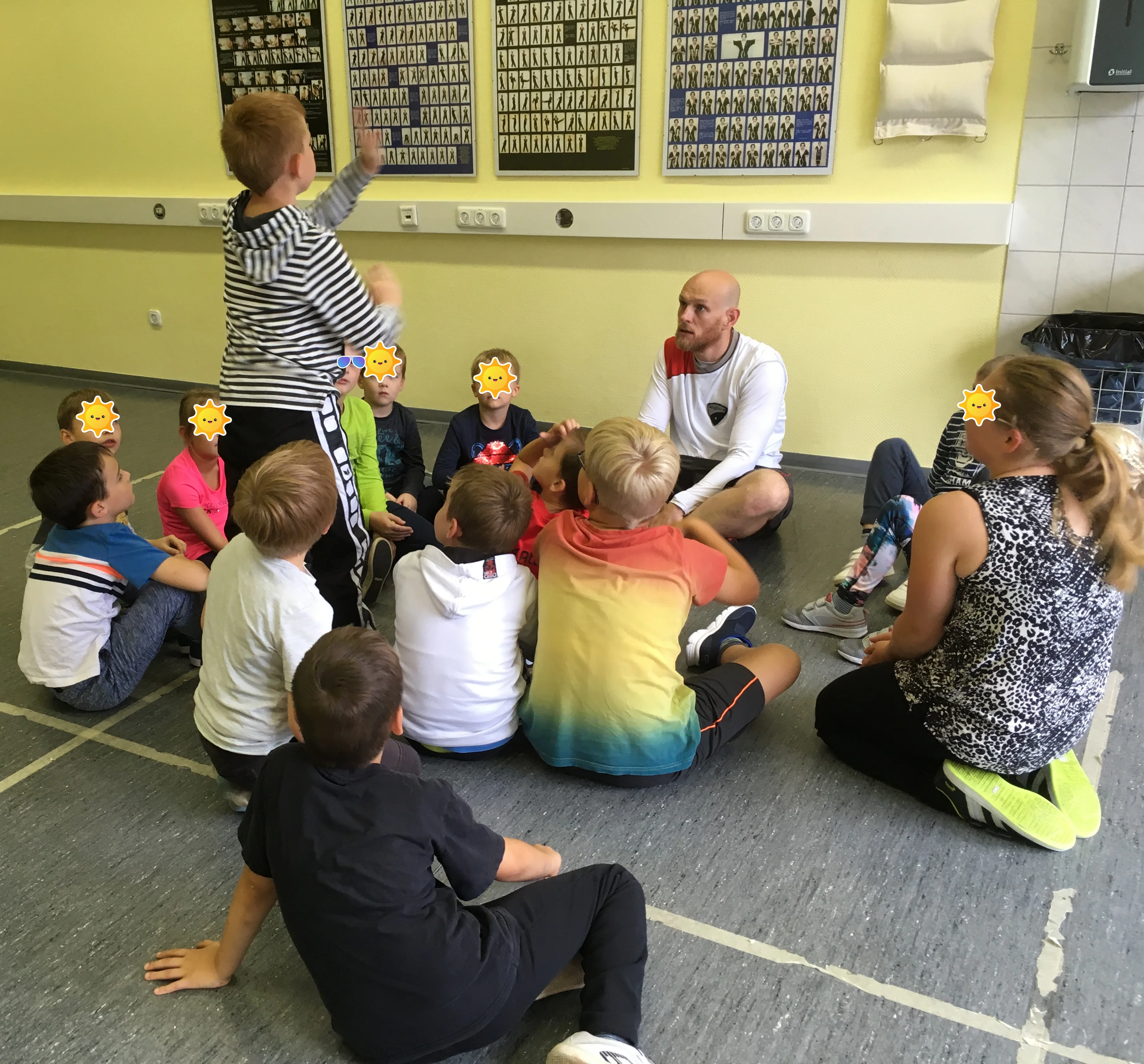 Kids WingTsun Attendorn – Kinder und Trainer im Kreis
