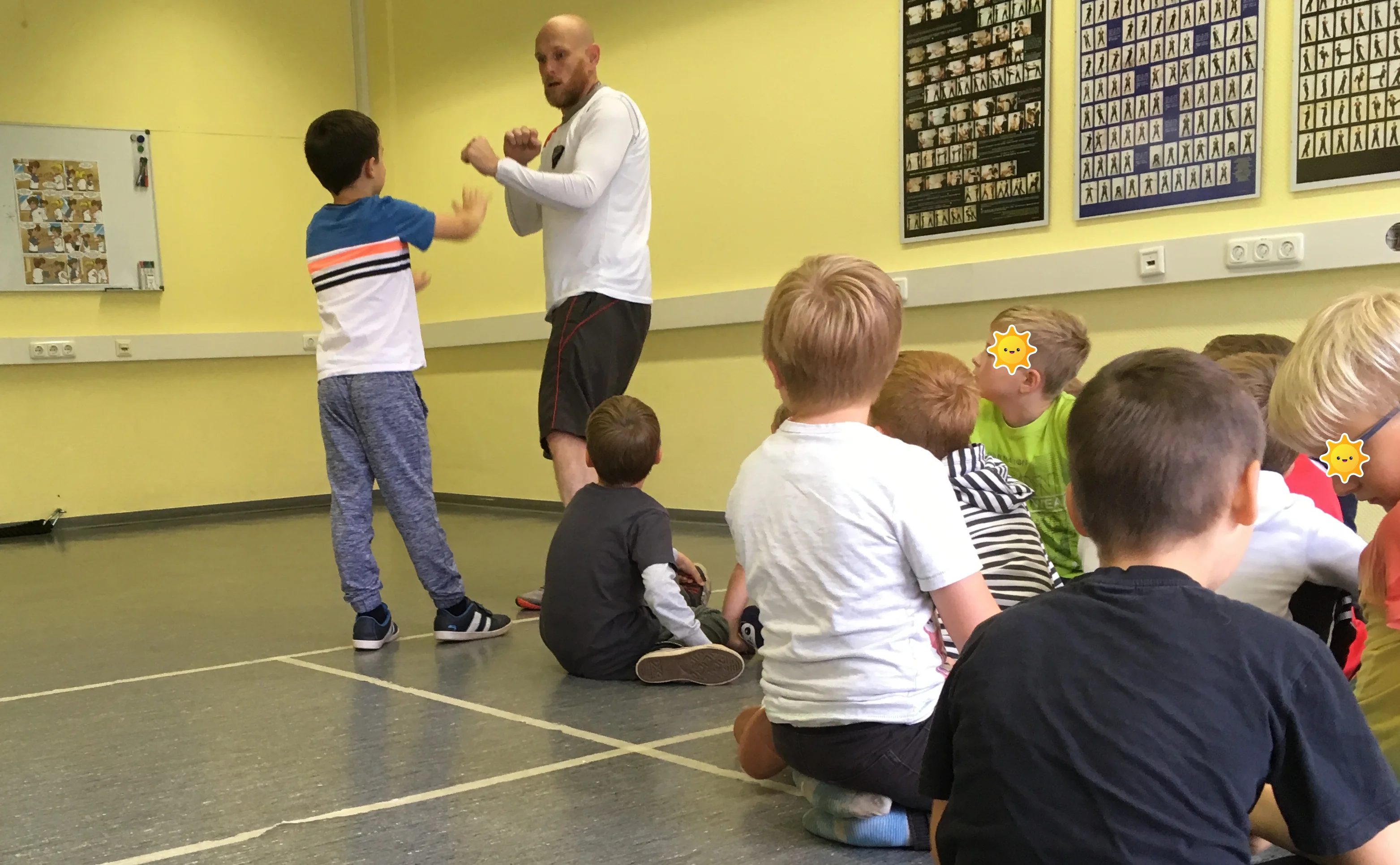 Kampfkunst Kinder Attendorn – Trainer demonstriert WingTsun-Technik